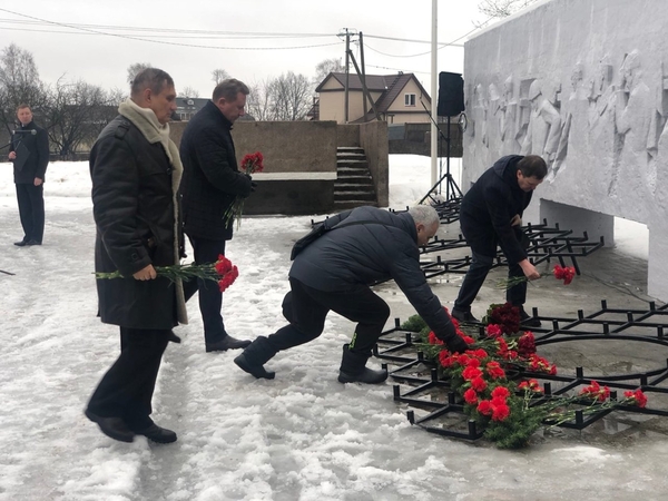 Митинг в день освобождения Гатчины от немецких захватчиков у мемориала воинской славы на улице Солодухина 