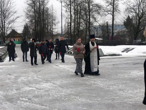 Митинг в день освобождения Гатчины от немецких захватчиков у мемориала воинской славы на улице Солодухина 