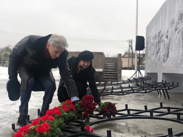 Митинг в день освобождения Гатчины от немецких захватчиков у мемориала воинской славы на улице Солодухина 