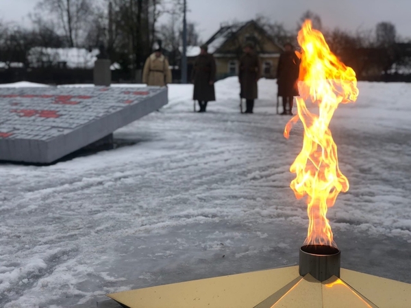 Митинг в день освобождения Гатчины от немецких захватчиков у мемориала воинской славы на улице Солодухина 