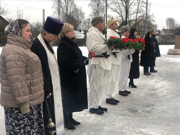 Митинг в день освобождения Гатчины от немецких захватчиков у мемориала воинской славы на улице Солодухина 