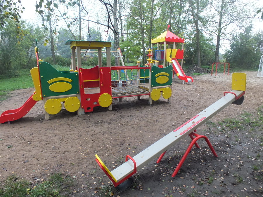 На трех детских площадках в Гатчине установят новое игровое оборудование