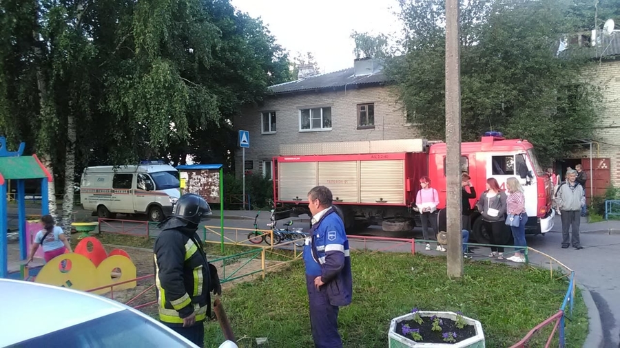 250 жителей Гатчинского района из дома вывела горящая труба