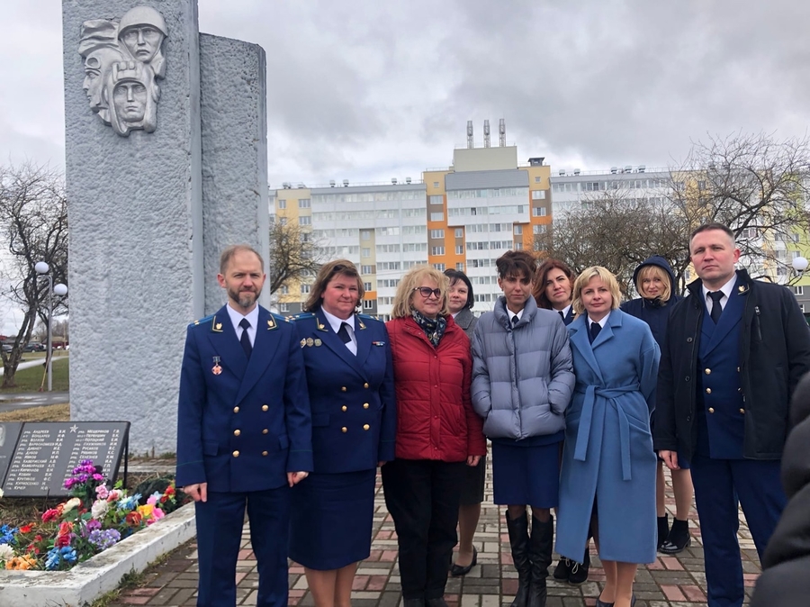 Сотрудники прокуратуры привели в порядок памятник в Малом Верево