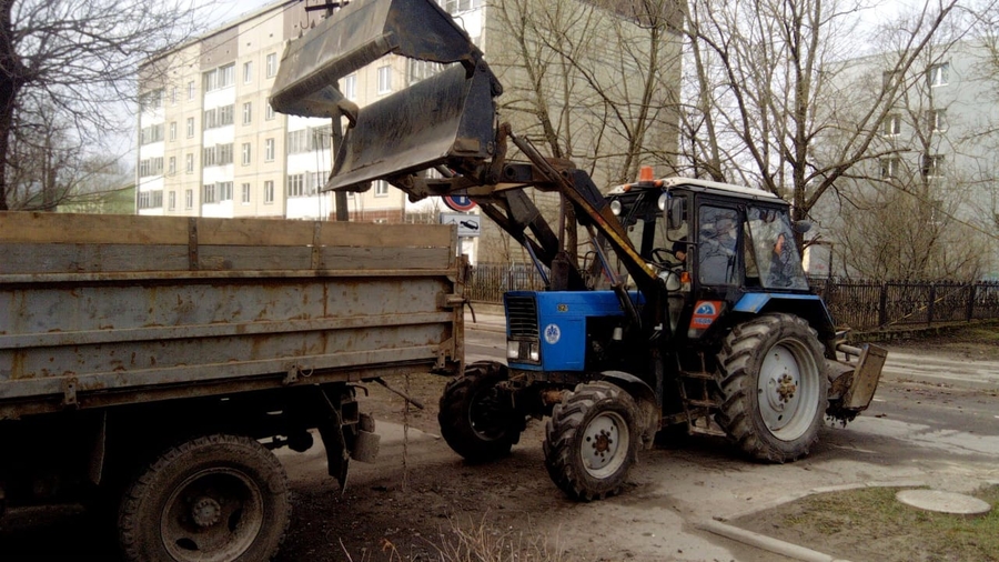 В Гатчине продолжаются работы по комплексной уборке города после зимы