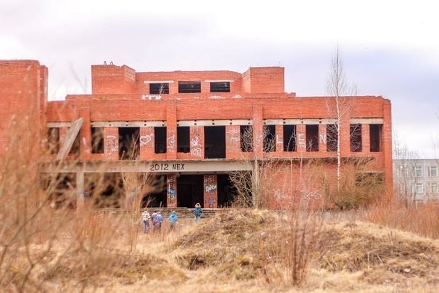 Жители Коммунара пожалуются Дрозденко на недострой рядом со школой