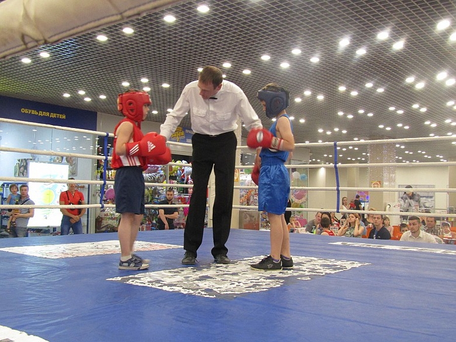 Юбилей ДЮСШ №2 в Гатчине отметили первенством по боксу
