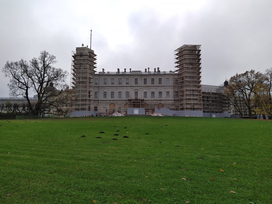 Гатчинский дворец освобождается от строительных лесов
