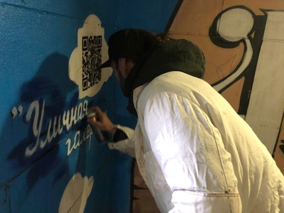 ВИДЕО. Уличная галерея завершает роспись перехода у Балтийского вокзала в Гатчине