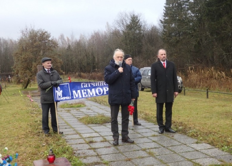 Сергей Шабанов почтил память жертв политических репрессий у мемориала на Гатчинском кладбище