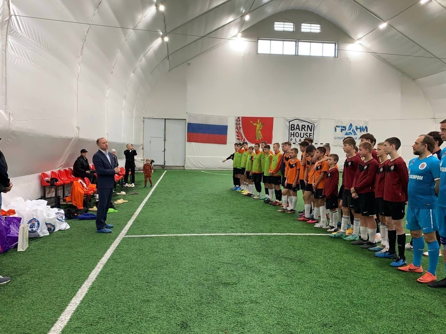 Гости из Енакиево сыграли в футбол в Пудомягах