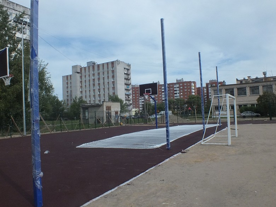В Коммунаре у школы № 1 завершаются работы по строительству спортивной площадки