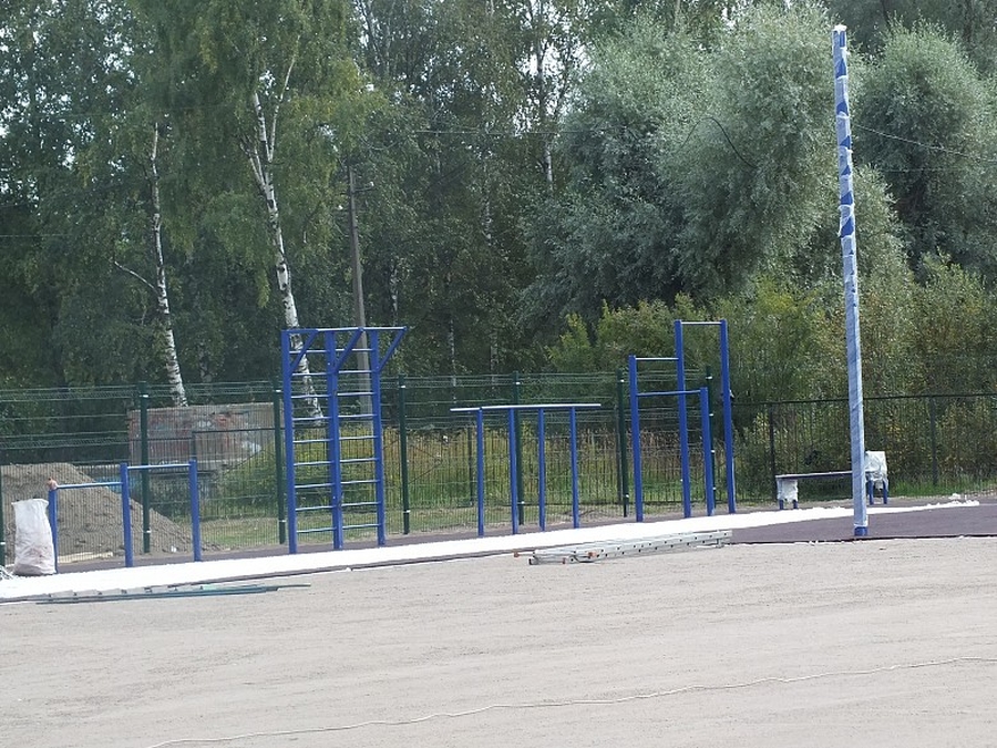 В Коммунаре у школы № 1 завершаются работы по строительству спортивной площадки