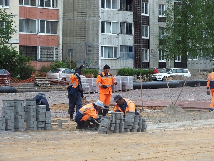 Рабочие укладывали тротуарную плитку