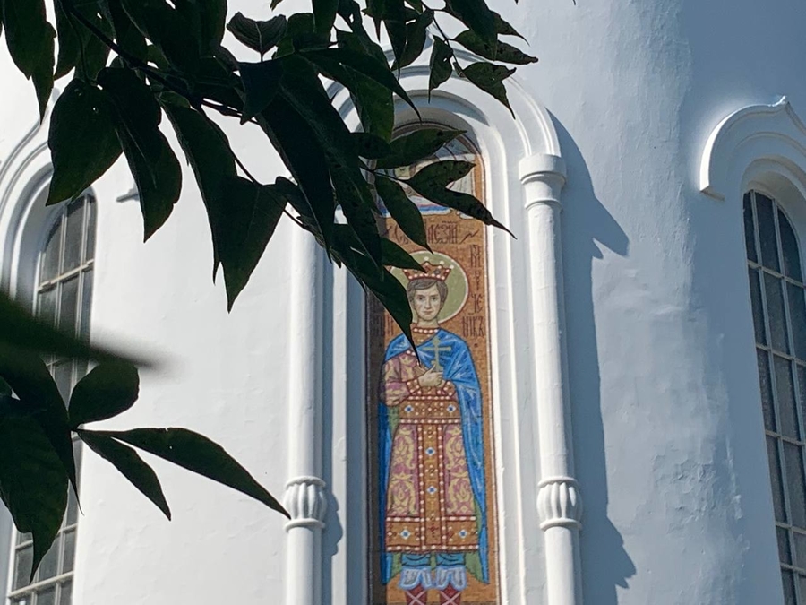 Новая мозаичная икона украсила храм в Тайцах