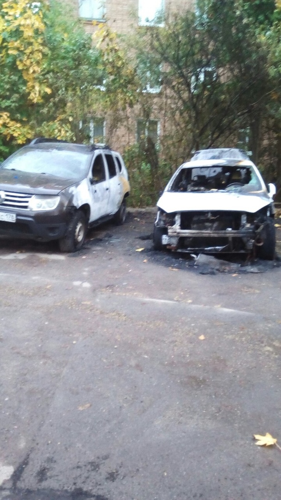 Ночной пожар в Гатчине сильно повредил несколько авто