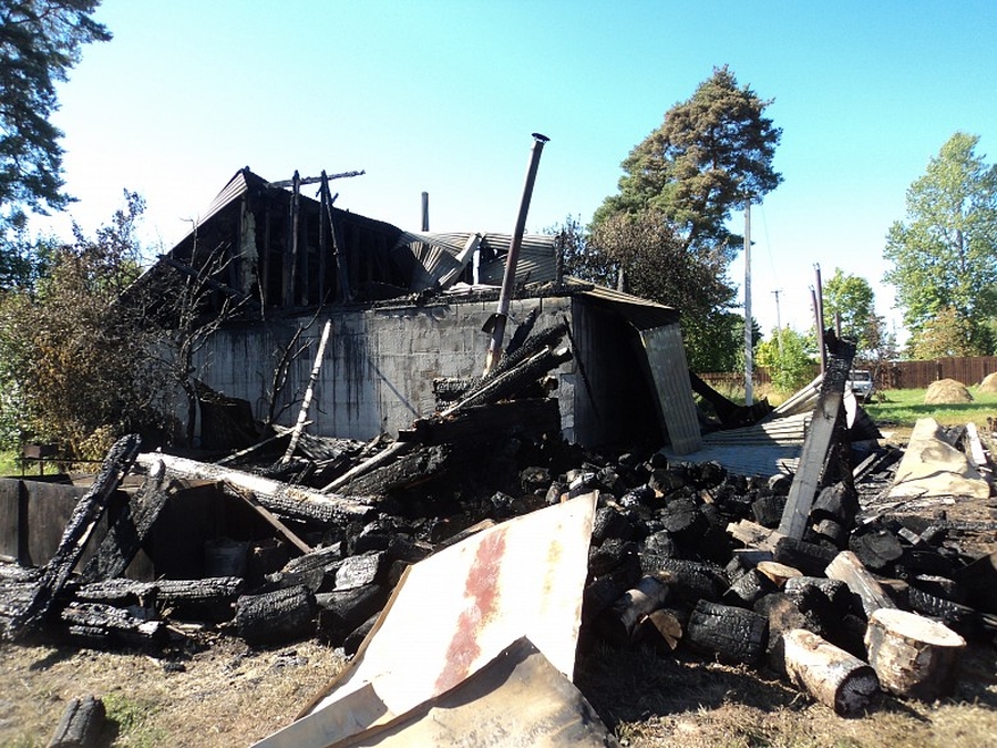 В Гатчинском районе сгорела баня, гараж с машиной и ларек