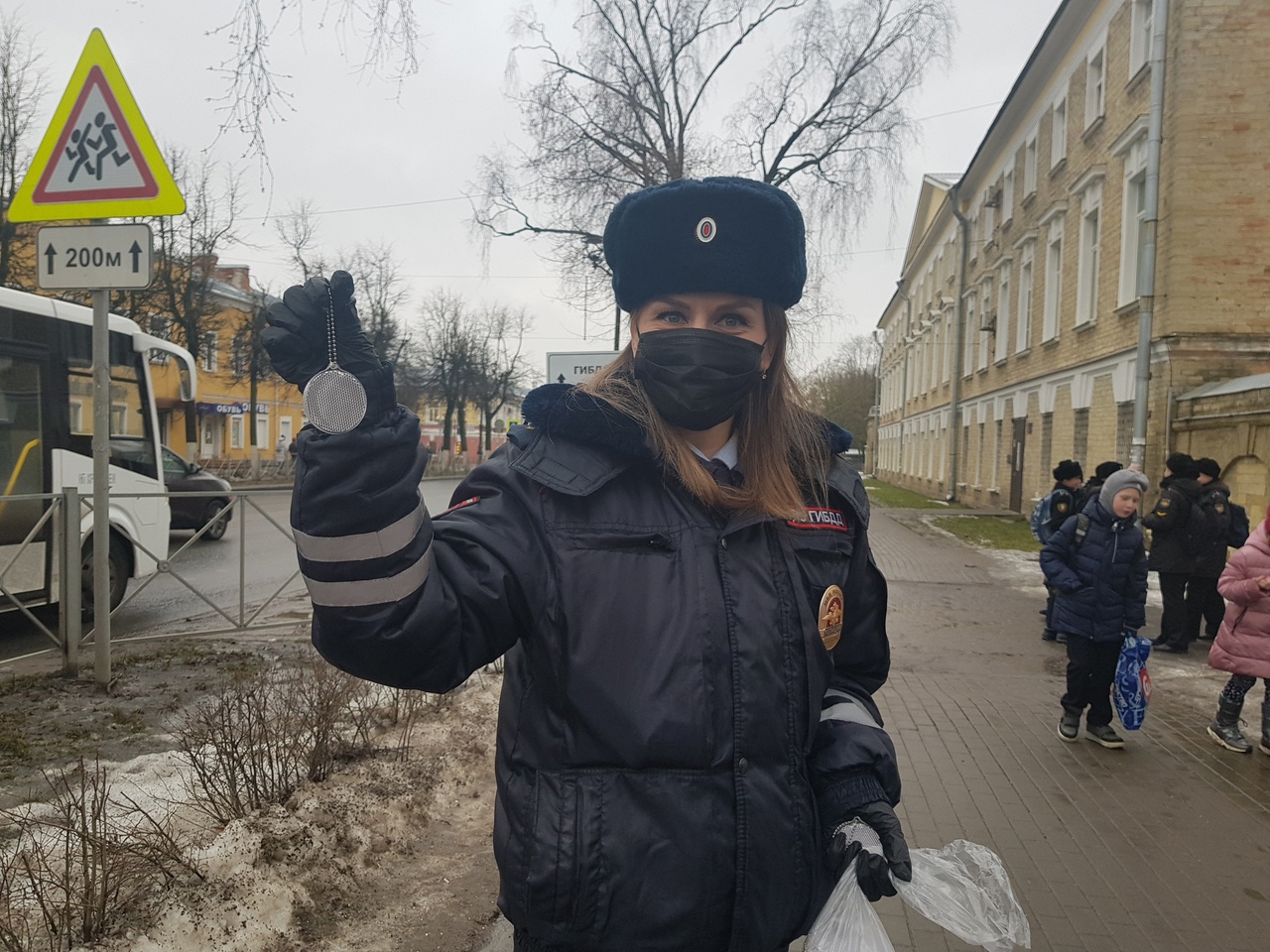 Гатчинская Служба Новостей — В Гатчине школьники и сотрудники ГИБДД  напомнили пешеходам о правилах безопасности на дорогах