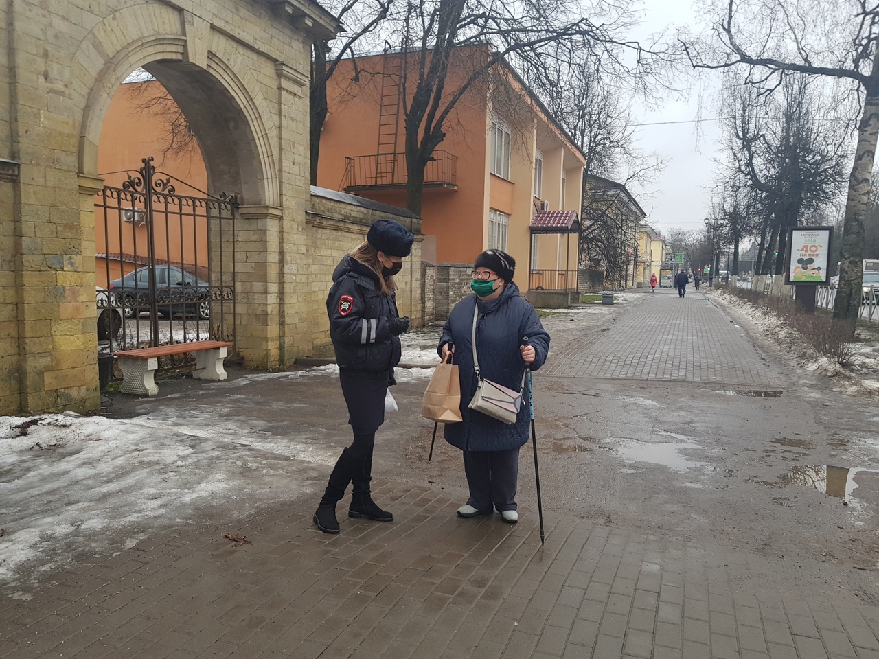 Гатчинская Служба Новостей — В Гатчине школьники и сотрудники ГИБДД  напомнили пешеходам о правилах безопасности на дорогах