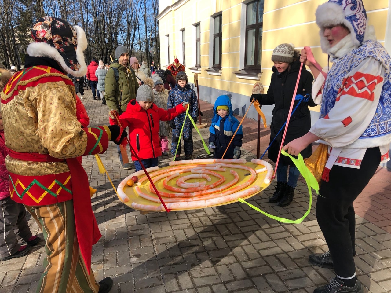 Новости гатчины. Масленица в Гатчине. Народные забавы. Празднование Масленица в Коломенском 2021. Народные праздничные гуляния Масленица.