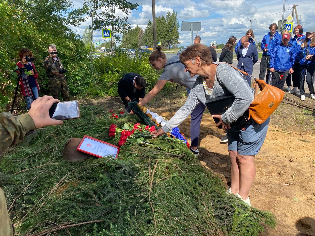 Гатчинская Служба Новостей — Под Гатчиной торжественно захоронили 66  красноармейцев, погибших в годы Великой Отечественной войны