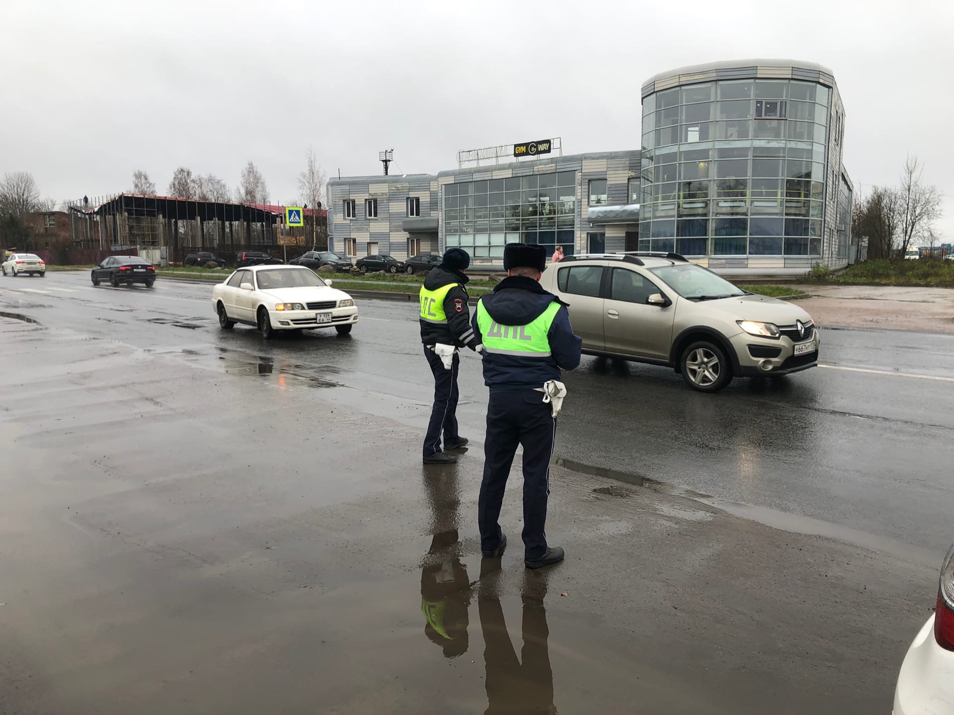 Автогатчина. Нарушение ПДД. Остановили ДПС. Сотрудник ГАИ. Остановил сотрудник ДПС.