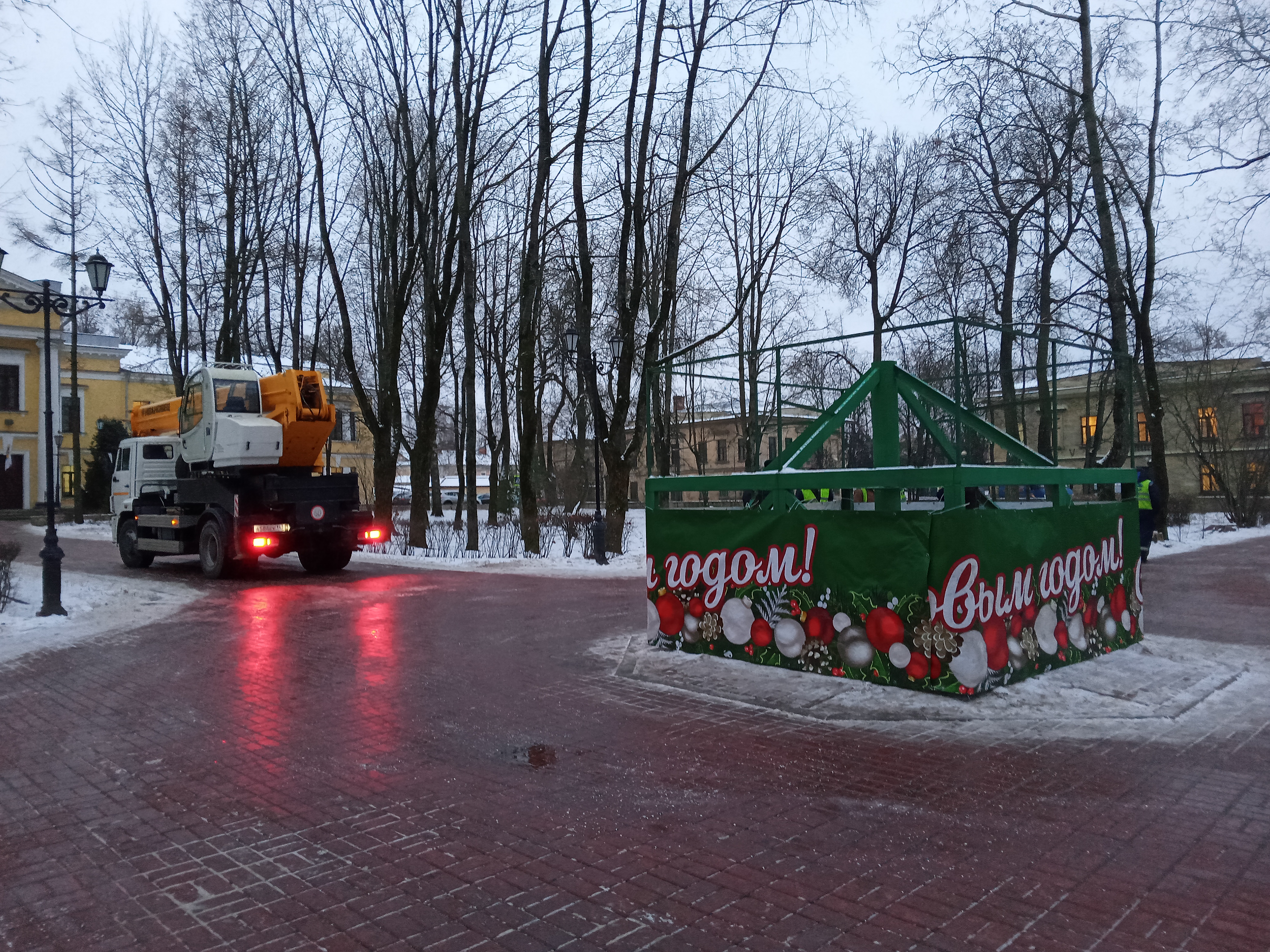 Гатчинская Служба Новостей — Гатчину готовят к Новому году: шара не будет,  но будет новая елка