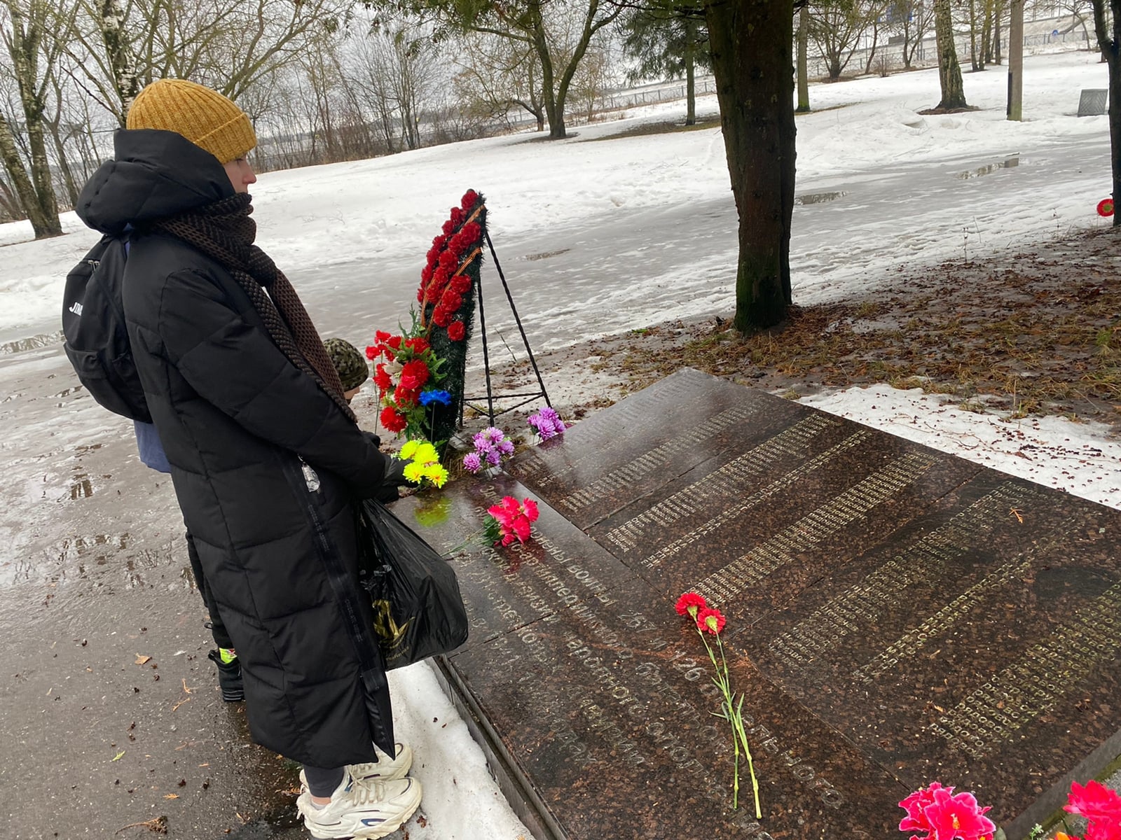 Памятник жертвам в гатчине. Гатчина мемориал жертвам. Открытие памятника в Гатчине 27 января. Гатчинский мемориал жертвам геноцида. Открытый мемориал в Гатчине.