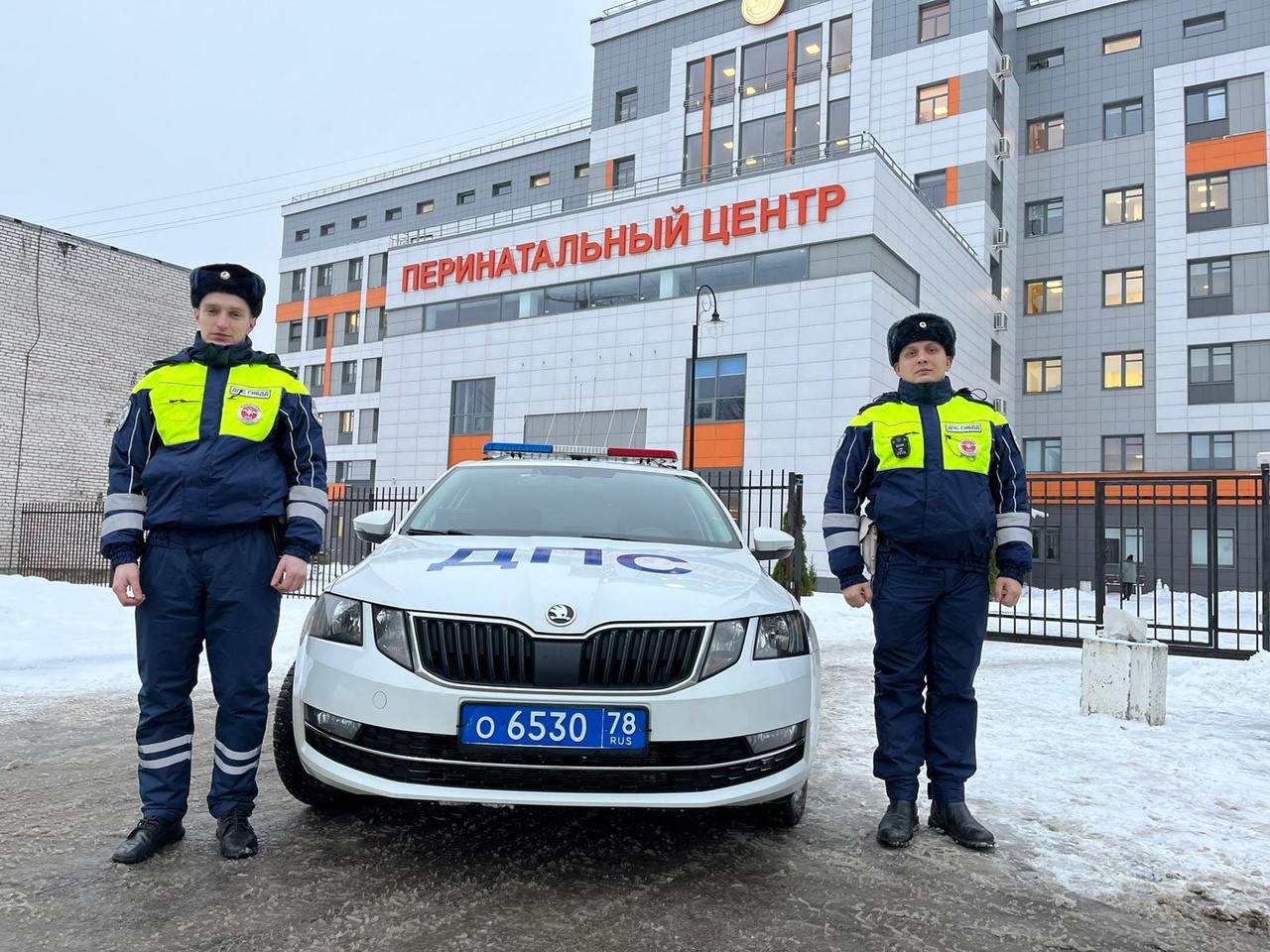 Гатчинская Служба Новостей — В Гатчине сотрудники ГИБДД помогли малышу  появиться на свет