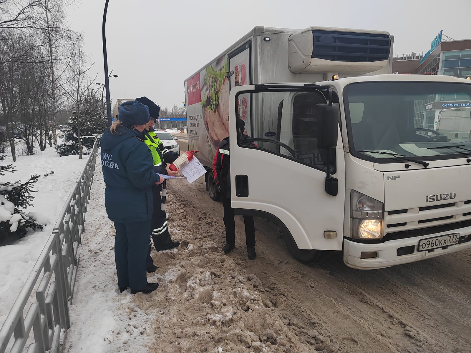 Гатчинская Служба Новостей — В День рождения огнетушителя гатчинским  водителям напомнили о мерах пожарной безопасности