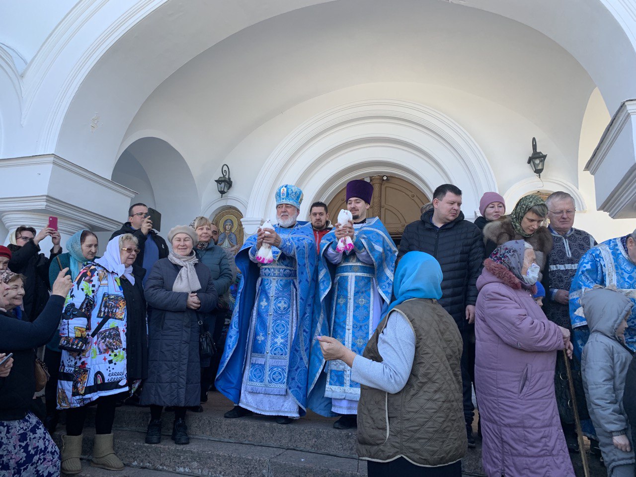 Гатчинская Служба Новостей — В Тайцах на Благовещение выпустили в небо  голубей