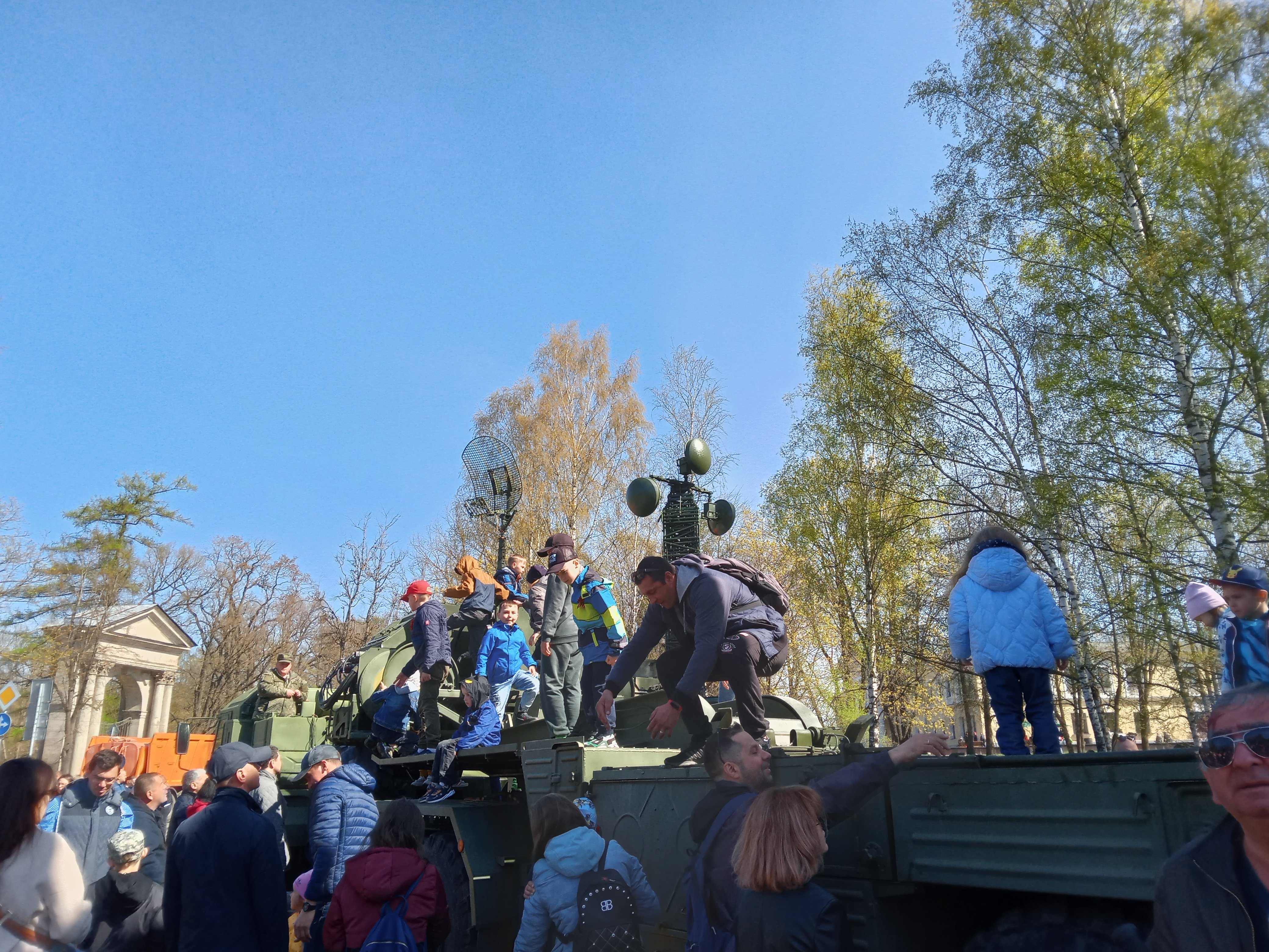 ФОТОРЕПОРТАЖ: в Гатчине провели выставку военной техники | 10.05.2023 |  Гатчина - БезФормата