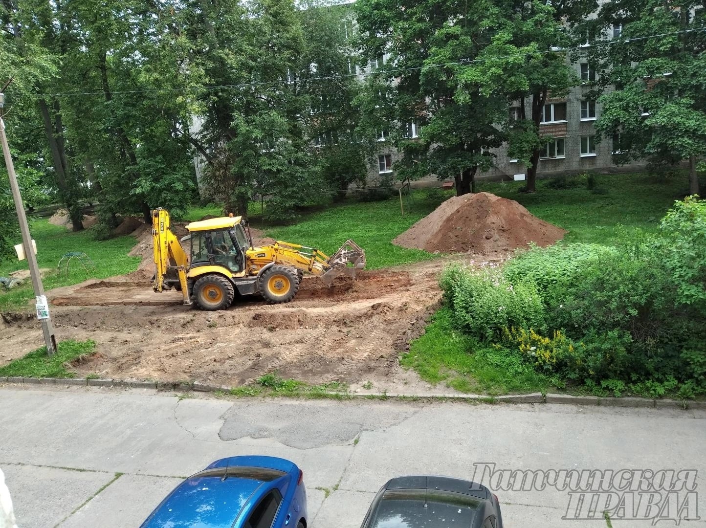 В Гатчине продолжается ремонт дворов | 20.07.2023 | Гатчина - БезФормата