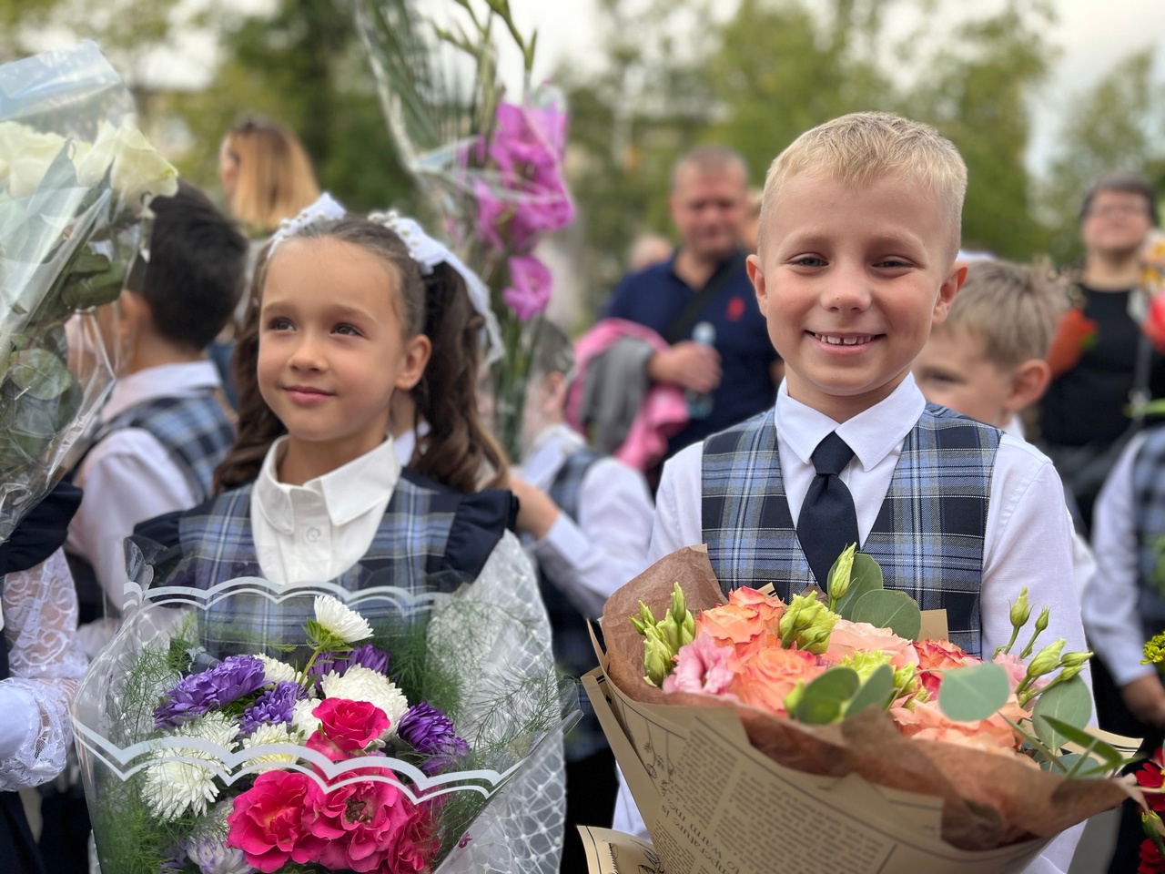 Первоклассников у тебя сегодня праздник. Школа Гатчина лицей 3 1 сентября 2020. День открытых дверей для первоклассников в школе. На дверь для первоклассников.