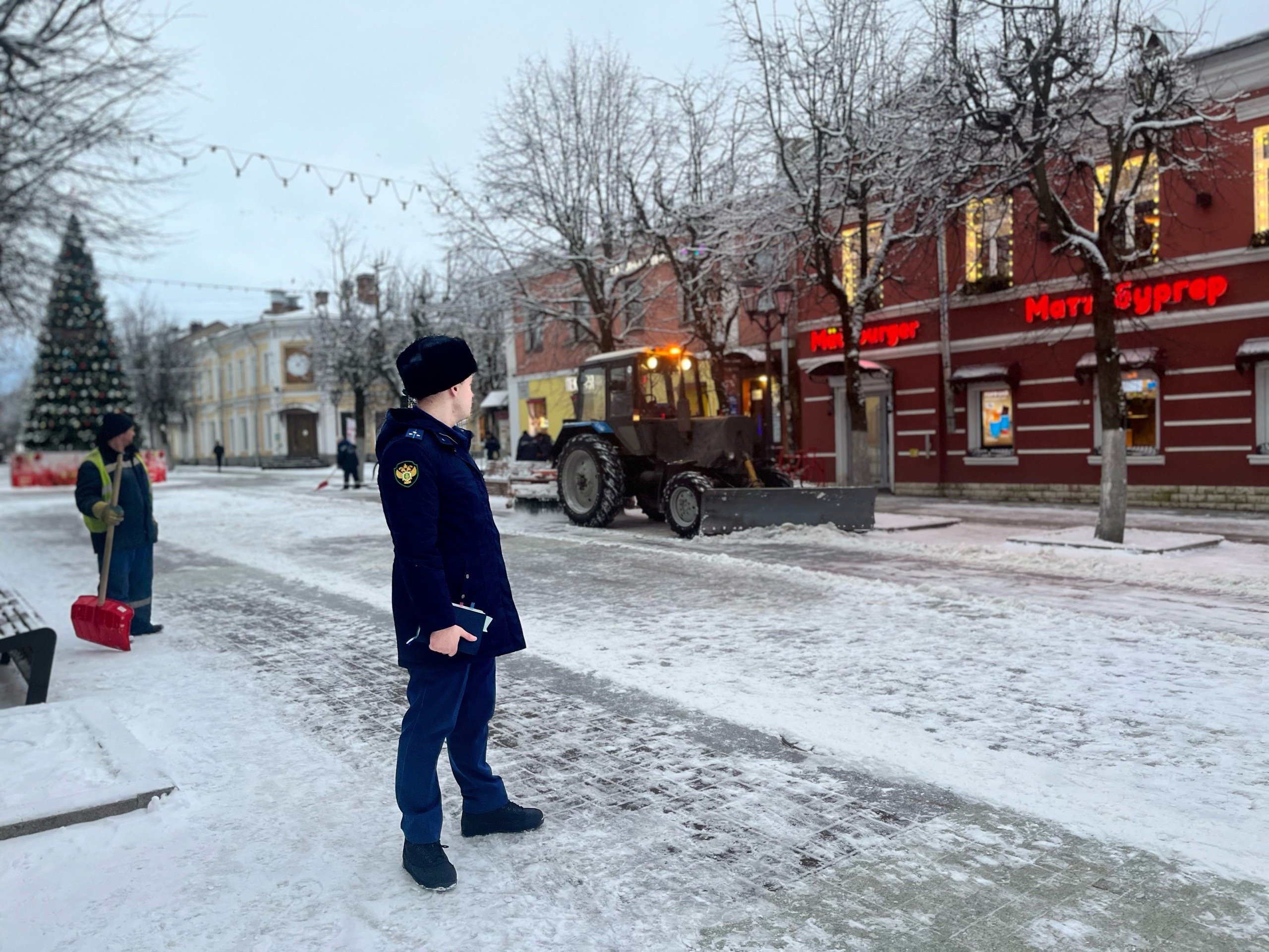 Уборка снега под контролем Гатчинской прокуратуры | 27.12.2023 | Гатчина -  БезФормата