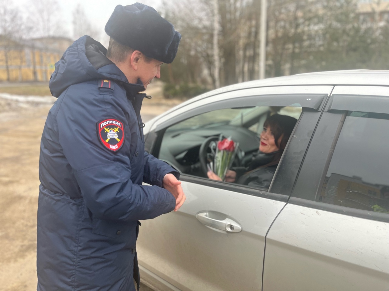 Сотрудники гатчинской Госавтоинспекции вышли на дороги с цветами |  07.03.2024 | Гатчина - БезФормата