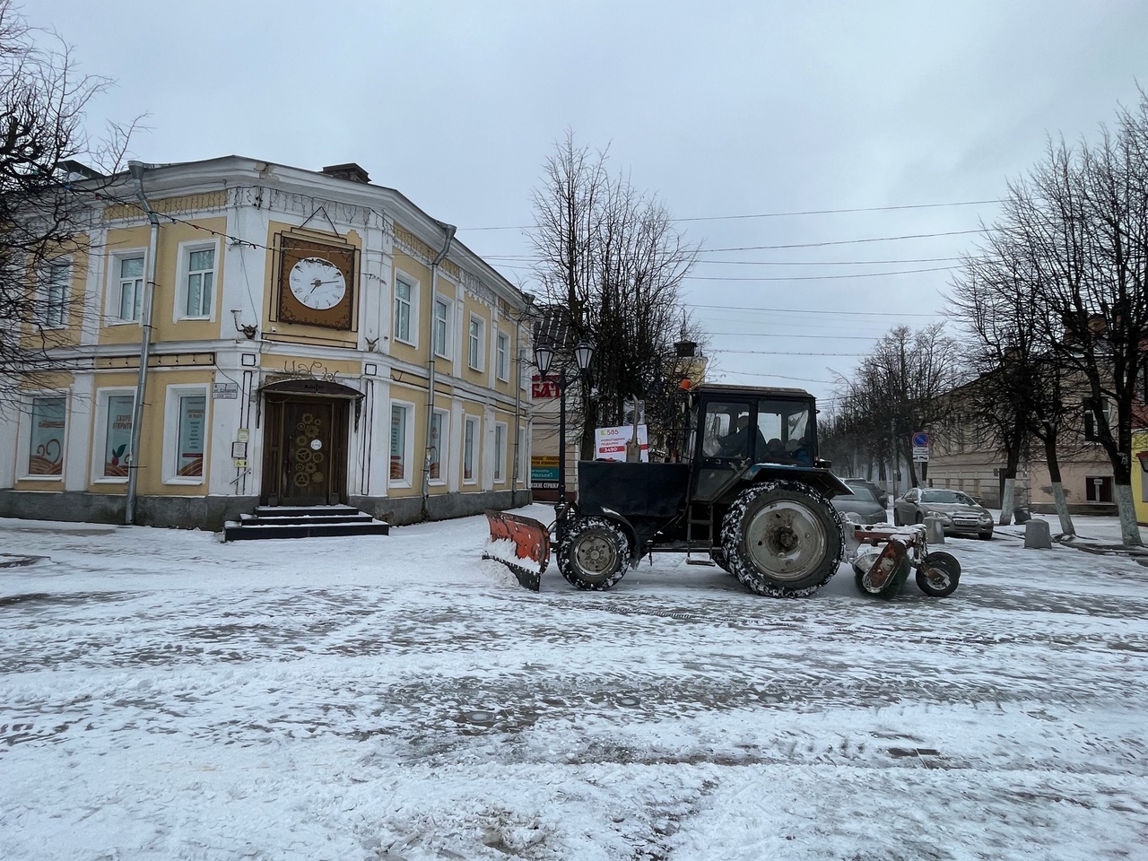 Гатчину убирали после ночного снегопада | 18.03.2024 | Гатчина - БезФормата