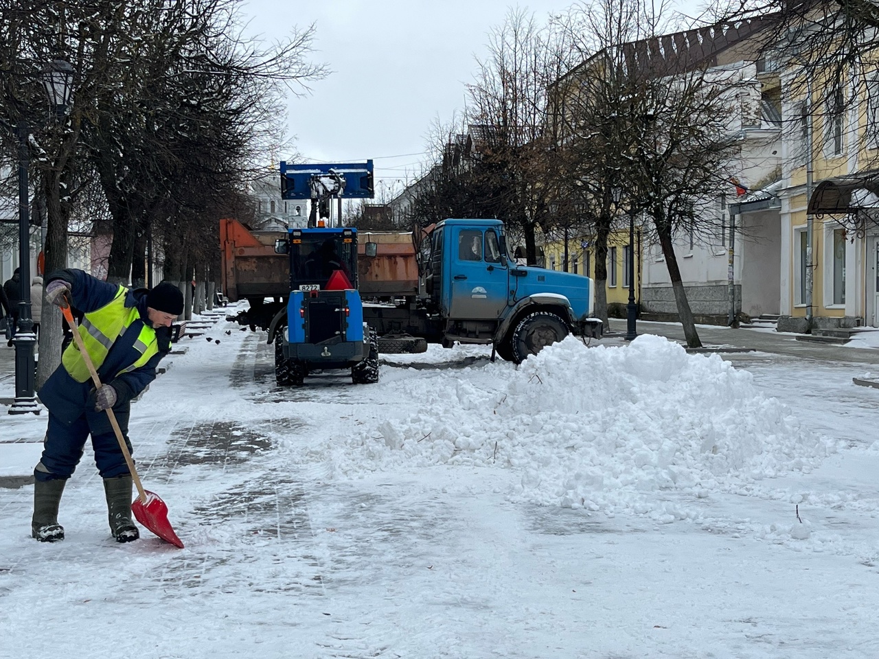 Гатчину убирали после ночного снегопада | 18.03.2024 | Гатчина - БезФормата