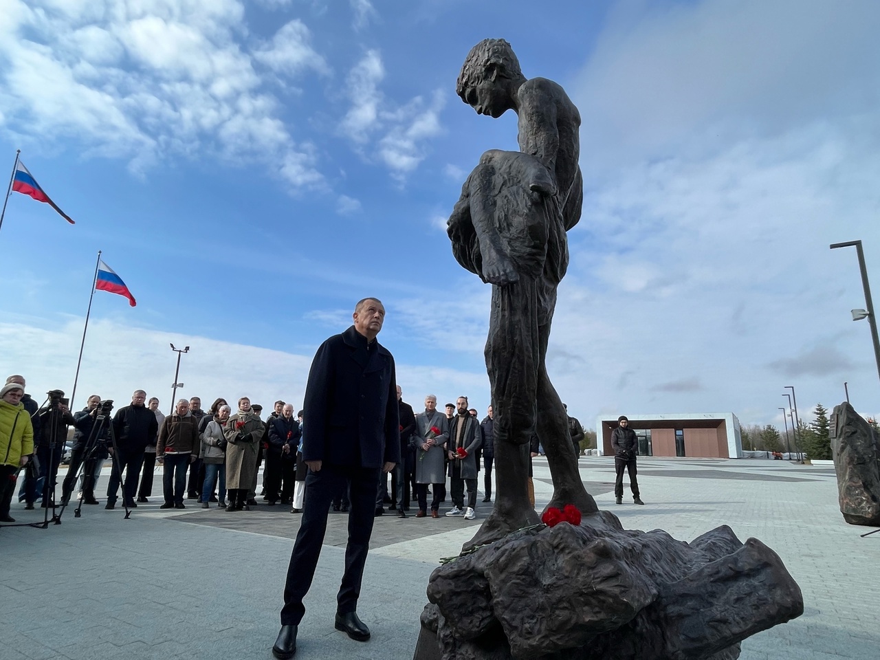 Гатчинская Служба Новостей — В Зайцево презентовали памятник «Детям-жертвам  войны на Донбассе»