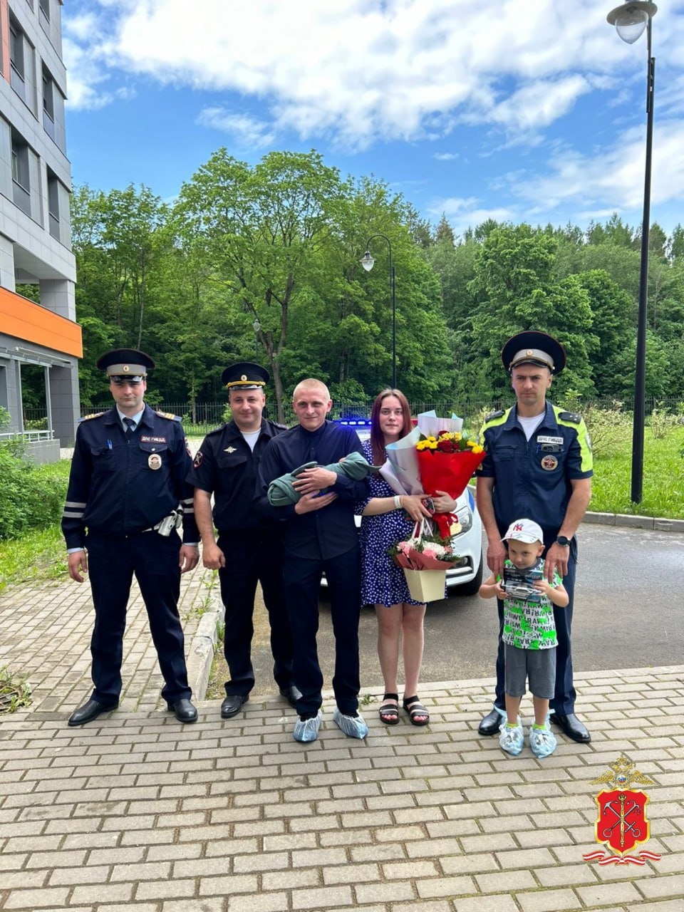 В Гатчине дорожные инспекторы помогли малышу появиться на свет | 03.06.2024  | Гатчина - БезФормата