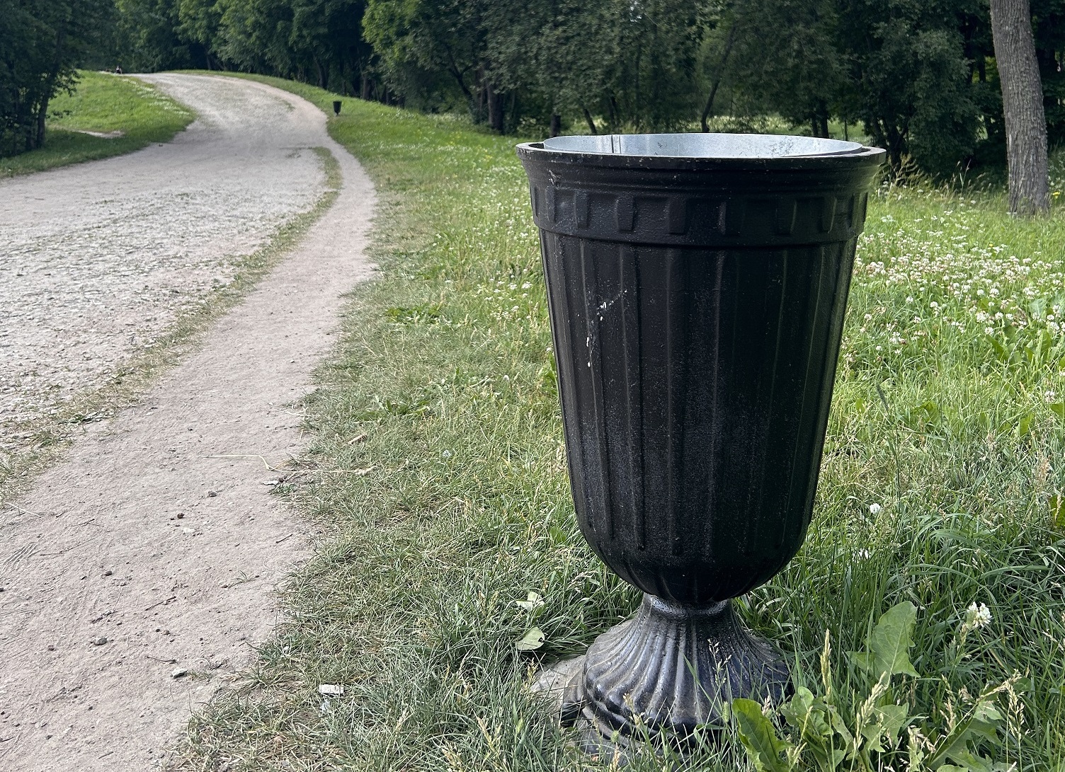 Гатчинская Служба Новостей — В Приоратском парке обновили урны