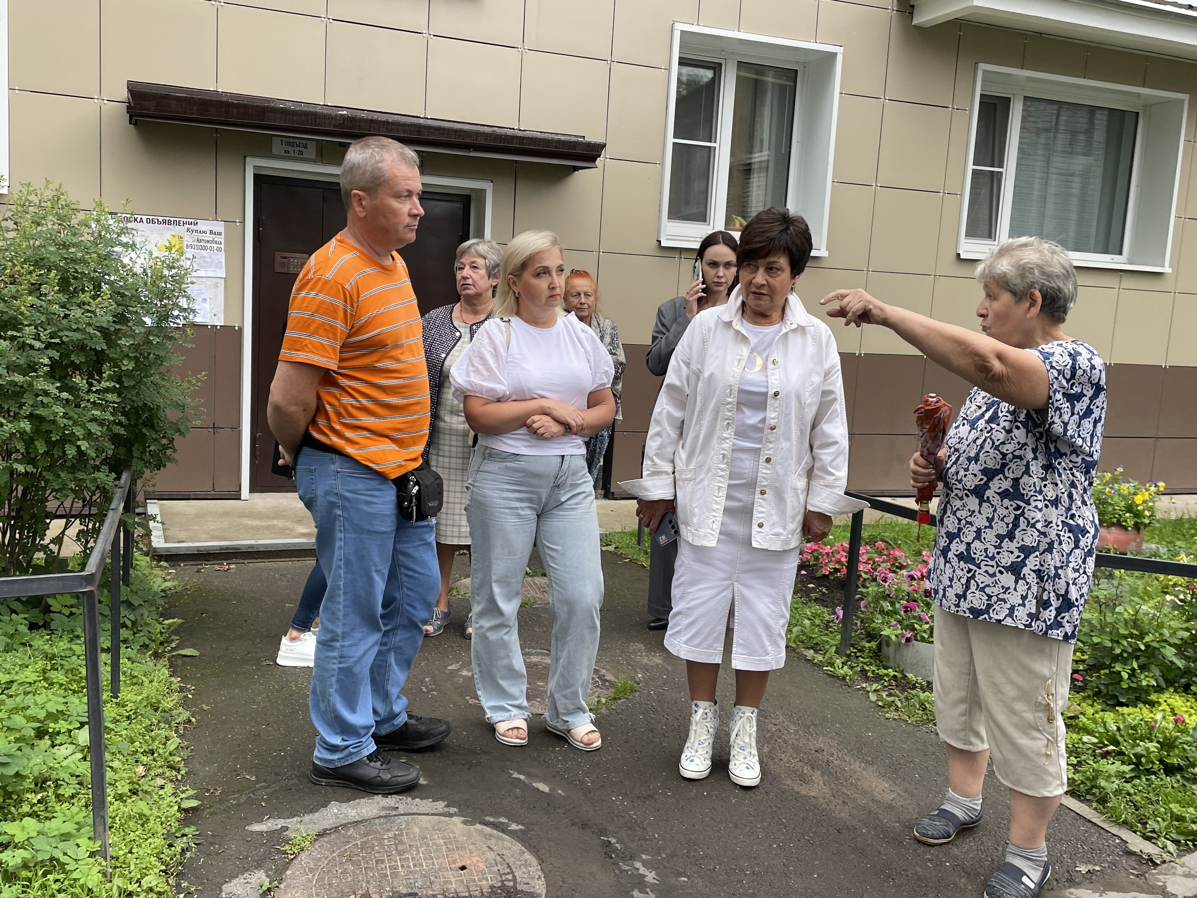 Жильцы дома на Радищева, 12 пожаловались на лужу | 08.07.2024 | Гатчина -  БезФормата